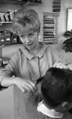 Damfrisörskor 8 juli 1965.

Damfrisörska klipper herre.