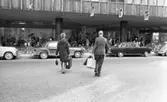 Gentlemen finns de, 15 september 1965

Bildserie: en kvinnlig journalist med flera resväskor testar hjälpsamheten hos medmänniskorna. Här bär en herre två väskor åt henne.