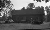 Hasselfors bruk 19 augusti 1965

På Hasselfors bruk. Ett tegelhus med tre stycken bilar parkerade framför.