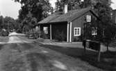 Hasselfors bruk 19 augusti 1965

Hus på Hasselfors bruk. Väg syns i förgrunden framför huset. Fyra brevlådor står vid vägen framför huset.