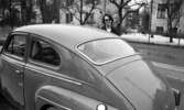 Orubricerat 19 mars 1965

Kvinna i solglasögon framför Volvo PV i villakvarter.