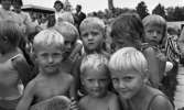 Simpromotion, 20 augusti 1965

Flera barn är samlade framför kameran vid simskoleavslutningen vid Gustavsvik.