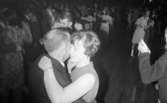 Minnenas 23 maj 1966

I förgrunden syns ett par som dansar i Brunnsparken. Ytterligare par syns runtomkring dem.