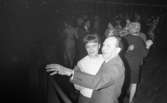 Minnenas 23 maj 1966

I förgrunden syns ett par som dansar i Brunnsparken. Ytterligare par syns runtomkring dem. Mannen håller ut sin vänstra arm i en gest.