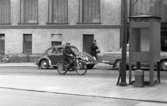 Mopedister 5 maj 1966.
Mopeden är en NSU från 1954/55.
I bakgrunden Stora Hotellet.