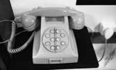 Telefonutställning, 4 december 1965

Knapptelefonen har ersatt telefon med nummerskiva men behållit den runda formen på nummersatsen. Vandringsutställning, Telefonparaden -Från Bell till nutiden, kommer till Örebro.