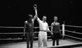 Boxningsgala, 4 december 1965.

Björn Ekstrand från BK Kelly har vunnit en boxningsmatch och domaren håller upp hans hand som tecken på segern.