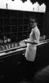 Jobben och vi, Drotten 3 juli 1965

Ung manlig restauranganställd vid vinhylla