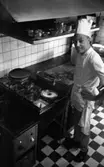 Jobben och vi, Drotten 3 juli 1965

Glad kock i restaurangkök