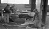 Grythyttans skifferverk 6 april 1968.

Tre stenhuggare arbetar med skifferbearbetning.