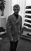 Höstmodet, 16 september 1965.

Höstens herrmode visas hos Bengt Nordins modebutik. Här visar Thomas Persson en s.k. montyjacka, uppkallad efter genral Montgomery som bar en sådan under andra världskriget.