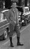 Höstmodet, 16 september 1965

Höstens herrmode visas hos Bengt Nordins modebutik. I år skall det vara en blandning av amerikansk gangster och engelsk gentleman. Här visar modellen sig i mockajacka. slipover, rutiga tweedknickers, knästrumpor och svarta promenadskor.