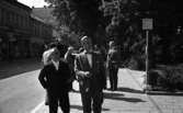Vinet skall, 3 augusti 1965

Italienska utställningen i Medborgarhuset med bl. a. landshövdingen Valter Åman och Viterbos borgmästare Luigi Crescia. De promenerar längs Engelbrektsgatan och har stannat vid holmen med Strömparterren, Varboholmen.