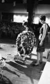 Orubricerad, 18 maj 1966

Barn leker vid någon välkomstcermoni av något slag