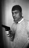 Pistolrån 20 april 1966

Maskerad man håller i en pistol