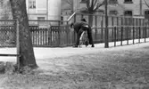 Plånböcker 27 april 1966

En man på cykel har hittat en plånbok på en bro