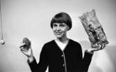 Polaris 28 april 1966

Kvinna håller i en påse med potatis