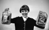 Polaris 28 april 1966

Kvinna håller i en påse med potatis