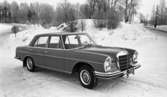 Ny Mercedes, 21 januari 1966På bilden centralt i förgrunden syns en bil 'Mercedes' med registreringnummer 'T33b' en vinter dag