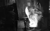 Johnson metall, 21 januari 1966

På bilden syns en metallarbetare i sitt arbete med att tappa smält metall från ugnen på 