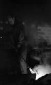 Johnson metall, 21 januari 1966

På bilden syns en metallarbetare iklädd arbetsoverall, keps och livrem i sitt arbete med metall vid ugnen på 