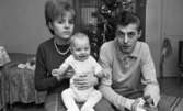 Istappar, Juggar utvisade, Reklam i TV  13 januari 1966

På bilden i förgrunden syns mamman med sitt barn i famnen och pappan bredvid. Pappan har sin högra hand lindad i bandage. En julgran syns i bakgrunden.