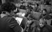 Istappar, Juggar utvisade, Reklam i TV  13 januari 1966

Barn i scoutuniform samt kvinnlig scoutledare i förgrunden. Alla barn sitter ner.