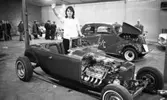 Hot rod, 7 januari 1966

På bilden syns en bil med enstående kvinna i. Hon lyfter sin högra hand i en hälsningsgest. I bakgrunden skymtar åskådare.
