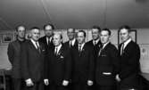 Broderskap 28 februari 1966

På bilden i förgrunden syns det nio herrar som är klädda i kostym, åtta av dem har slips på sig. Sällskap enbart för män.