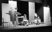Orubricerat 2 mars 1966

Tre skådespelare: två kvinnor och en man agerar på en scen.
