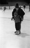 Skridskoskola, 17 januari 1966

Kvinna lär barn att åka skridskor