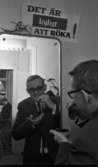 Snus och karameller, 17 januari 1966Man testa snus framför spegel