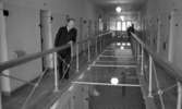 Fängelse, 1 mars 1966

Man hänger över räcke