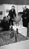 miljökonst 2 mars 1966

Män tittar på konst av Lars Spaak