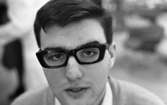 Glasögon, 2 mars 1966

Man med runda glasögon