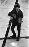 Hoppar i backe 4 mars 1966

Pojke med skidor