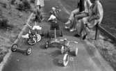 Lekplatserna tråkiga 7 juli 1965

Tre lekande barn och fyra kvinnor i bostadsområde.

Fyra små barncyklar samt en trampbil är med på bilden.