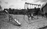 Lekplatserna tråkiga 7 juli 1965

Två små barn leker på lekplats i bostadsområde.

Klätterställning och olika lekredskap som hör till lekplatsen är med på bilden.