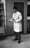 Andersson Gustavsson mode 23 april 1966

En manlig fotomodell visar kläder. Han är klädd i vit ytterrock, mörk skjorta, slips, byxor, skor och hatt. I bakgrunden syns ett omklädesrum med draperi framför. Kavajer hänger på galgar på en ställning.