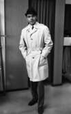 Andersson Gustavsson mode 23 april 1966

En manlig fotomodell visar kläder. Han är klädd i vit ytterrock, mörk skjorta, slips, byxor, skor och hatt. I bakgrunden syns ett omklädesrum med draperi framför. Kavajer hänger på galgar på en ställning.



































































































or. Han går nedför en kort trappa utomhus.