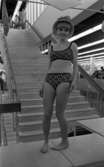 Baddräkter 12 maj 1966

En fotomodell i mönstrad bikini samt med hatt på huvudet står på catwalken. I bakgrunden syns en trappa.
















































































































or. Han går nedför en kort trappa utomhus.