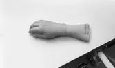 Ortopeden 28 februari 1966

En handprotes ligger på ett bord.