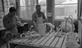 Ortopeden 28 februari 1966

Två herrar står vid ett stort arbetsbord och tillverkar benmodeller i gips. På bordet finns två skruvstäd samt diverse verktyg samt gipsfötter.