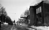 Noraskola brinner 18 februari 1966

Det brinner i en skola i Nora en vinterdag. Framför skolbyggnaden står brandsoldater i branduniformer och hjälmar.  De riktar brandsprutors vattenstrålar mot skolfasaden.