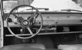 Invalidbil, 19 februari 1966

På bilden syns det handikappanpassad styrutrustning på en invalidbil.  Styrhjulets nav är märkt med 