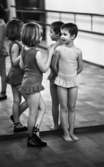 Balettskola bildsida 20 januari 1966

Flickor i balettklass vid spegel
