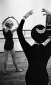 Balettskola bildsida 20 januari 1966

Flicka i balettklass med danslärare som förevisar
