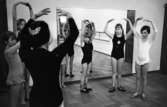 Balettskola bildsida 20 januari 1966

Flickor i balettklass med danslärare som förevisar