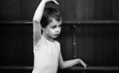 Balettskola bildsida 20 januari 1966

Flicka i balettklass under övningsmoment