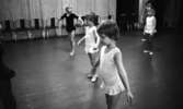 Balettskola bildsida 20 januari 1966

Flickor i balettklass